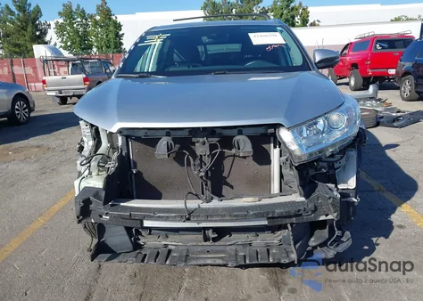 2018 Toyota Highlander Xle z USA, uszkodzony, nr VIN 5TDJZRFH1JS813390